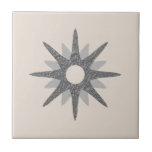 Carreau Carrelage en céramique de Starburst en argent simp<br><div class="desc">Design d'inspiration moderne du milieu du siècle avec une simple étoile rétro vintage en argent sur un arrière - plan clair de couleur osseuse. Design moderne simple et propre. Créez votre propre mosaïque personnalisée en téléchargeant une nouvelle image, ou utilisez le bouton "message" pour contacter le concepteur pour obtenir de...</div>