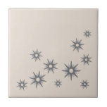 Carreau Carrelage en céramique de Starbursts en argent du<br><div class="desc">Design moderne du milieu du siècle,  avec des étoiles d'argent rétro vintages,  dans un design organique sur un arrière - plan clair de couleur osseuse. Design moderne simple et propre.</div>