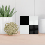 Carreau Carrelage en céramique noir et blanc À damiers mod<br><div class="desc">Ce carrelage en céramique minimaliste dispose d'un motif moderne à damiers en noir et blanc.</div>