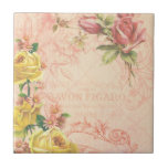 Carreau Carrelage Vintage<br><div class="desc">Design romantique et nostalgique avec des textes de la publicité française, des roses héritiers en jaune et rose, et des fleurs gravées sur un arrière - plan de treillis rose d'âge mou.</div>
