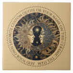 Carreau Celestial Sun Moon Stars Midnight Sky Personnalisé<br><div class="desc">Un élégant carreau de lune de soleil éthérée qui peut être customisé avec votre propre citation préférée ou votre nom. Vous pouvez les utiliser pour des décors à la maison, comme dessous de verre ou comme carrelage décoratif. Arrière - plan couleur sable. Vous pouvez ajouter votre devis préféré ou votre...</div>