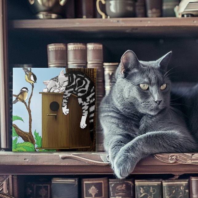 Carreau Chat tigré mignon dormant dans une maison d'oiseau (Créateur téléchargé)
