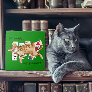 Carreau Chat tigré orange drôle jouant aux cartes de solit