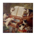 Carreau Chatons et piano<br><div class="desc">Carrelage représentant la peinture à l’huile de Carl Reichert Le considérant des chatons (1836-1918). Cinq adorables chatons noirs et blancs sont assis au sommet d'un piano. Un cadeau fantastique pour les amoureux de les chats et les amateurs d'art victorien.</div>