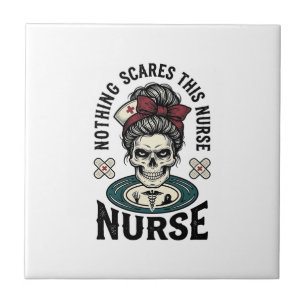 Carreau Chemise d'infirmière Halloween Graphique de crâne