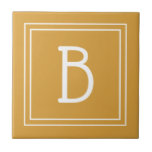 Carreau Chic Monogramme jaune or & blanc initial<br><div class="desc">Monogramme personnalisé moderne & élégant ajouté au carrelage simple et décoratif simple mis à jour en jaune doré et blanc. Super idée cadeau ! Customisez facilement avec l'outil de design pour en faire votre propre ! Contactez-moi à l'adresse beachpausedesigns@gmail.com si vous avez besoin d'aide ou si vous avez des questions...</div>