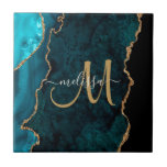 Carreau Chic Turquoise Gold Parties scintillant Agate Pers<br><div class="desc">Cet élégant carrelage décoratif personnalisé présente une agate turquoise chic accentuée de parties scintillant en faux or. Personnalisez votre monogramme initial en écriture manuscrite avec votre nom ci-dessus. Un cadeau féminin unique pour l'anniversaire,  les fêtes et toute occasion spéciale. Conçu pour vous par des Tee - shirts extrêmes !</div>