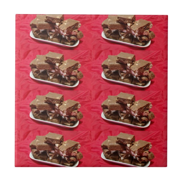 Carreau Chocolat Cherry Marshmallow Fudge Sur Une Plaque (Devant)