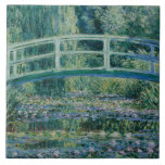 Carreau Claude Monet - nénuphars et pont japonais<br><div class="desc">Nénuphars et pont japonais par Claude Monet, 1899. Claude Monet était un fondateur de la peinture impressionniste française, et le praticien le plus cohérent et le plus prolifique de la philosophie du mouvement d'exprimer ses perceptions avant nature, particulièrement pour la peinture de paysage de plein-air. Le terme "impressionisme" est dérivé...</div>