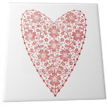 Carreau Coeur rouge scandinave blanc<br><div class="desc">Style folk scandinave moderne design de coeur floral en rouge et blanc. Art original de Nic Squirrell.</div>