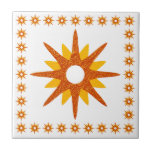 Carreau Conception moderne Orange au milieu du siècle<br><div class="desc">Le design moderne du milieu du siècle présente une vintage starburst rétro dans les tons orange et jaune sur un arrière - plan blanc, encadrée par une bordure de petites starbursts. Design simple et épuré, moderne et transparent. Créez votre propre motif personnalisé à l'aide des champs fournis, ou utilisez le...</div>