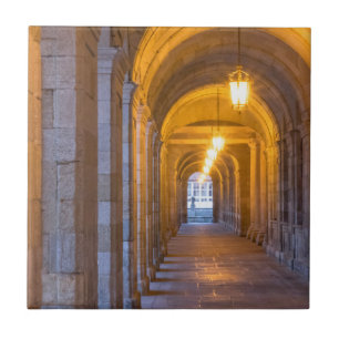Carreau Couloir en pierre éclairé par une lampe, Espagne