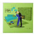 Carreau Couple gay rétro en amour<br><div class="desc">Ce Couple Gay Retro en Love Tiledesign est le parfait mélange de passion et de kitsch. Le style des années 60, design minimaliste d'art, dispose d'un couple gay attrayant s'embrasser au milieu de là impeccablement décoré capsule de temps maison. La cheminée en brique vert citron donne l'ambiance aux messieurs...</div>