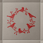 Carreau Couronne scandinave moderne d'oiseaux et de rosehi<br><div class="desc">Scandi oiseau et rose de la hanche wreath modèle de découpe de papier. Festif rouge sur un arrière - plan neutre, </div>