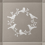 Carreau Couronne scandinave moderne d'oiseaux et de rosehi<br><div class="desc">Scandi oiseau et rose de la hanche wreath modèle de découpe de papier. Blanc sur un arrière - plan neutre, </div>