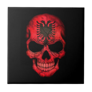 Carreau Crâne albanais de drapeau sur le noir