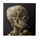 Carreau Crâne avec brûler la cigarette Vincent van Gogh Ar<br><div class="desc">Vincent van Gogh (Néerlandais, 1853 - 1890) Crâne d'un squelette avec cigarette brûlante, 1885-1886, Huile sur toile Sans cadre : 32 cm × 24, 5 cm (13 po × 9, 6 po) Travail précoce de Vincent van Gogh. Ce petit tableau fait partie de la collection permanente du musée Van Gogh...</div>