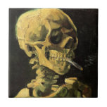 Carreau Crâne avec cigarette brûlante par Vincent van Gogh<br><div class="desc">Crâne avec Cigarette Brûlante par Vincent van Gogh est un post impressionnisme d'art vintage de peinture à vie morte. Portrait du squelette humain fumant. Grande image à utiliser pour les produits anti-tabac. Fumer tue 1 000 personnes chaque année, aider quelqu'un à arrêter de fumer aujourd'hui. Grande image pour Halloween ou...</div>