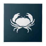 Carreau Cuisine moderne Nautique Crabe Bleu de la Marine<br><div class="desc">Décorez votre cuisine nautique avec ces carreaux en céramique de la cuisine moderne marine bleu Crabe bleu Cuisine Backsplash. Ce design simple et moderne a une silhouette arrière - plan bleu et crabe blanc personnalisable. Modifiez votre choix de couleur en cliquant sur l'option Personnaliser le modèle.</div>