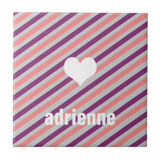 Carreau d'affichage moderne de coeur rose violet
