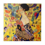 Carreau Dame Gustav Klimt avec ventilateur<br><div class="desc">Carrelage représentant la peinture à l’huile de Gustav Klimt Lady with Fan (1918). Une femme portant un kimono bleu tient un ventilateur rouge contre un arrière - plan jaune coloré de fleurs et de paons. Un grand cadeau pour les amateurs de Japonisme et d'art européen.</div>