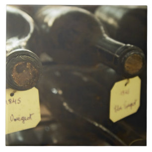 Carreau Dans la cave à vin souterraine : bouteilles couché