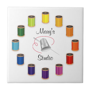 Carreau Dé, aiguille et fils de couture