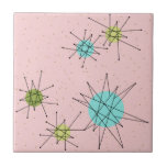 Carreau de céramique atomique iconique rose de<br><div class="desc">Ce petit motif atomique iconique rose de carreau de céramique de Starbursts comporte les starbursts atomiques iconiques. C'est exact ! La vieille école, la première Madame Pink a coloré l'arrière - plan avec des taches d'or est le contexte parfait pour la turquoise vibrante, le céleri calmant, et les cercles colorés...</div>