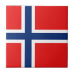 Carreau de céramique de drapeau de la Norvège<br><div class="desc">Cette conception comprend le drapeau norvégien abilement remodelé pour adapter la surface carrée de tuile. Un article décoratif et utile qui ferait un cadeau parfait pour ceux comme qui pour se rappeler la Norvège.</div>