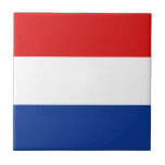 Carreau de céramique de drapeau néerlandais<br><div class="desc">Cette conception comprend le drapeau néerlandais abilement remodelé pour adapter la surface carrée de tuile. Un article décoratif et utile qui ferait un cadeau parfait pour ceux comme qui pour se rappeler Pays-Bas.</div>