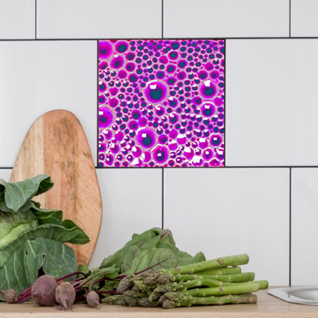 Carreau Décor 4" brillant de tuile Bulle en magenta (Magenta bubble tile shown  with white tiles in a kitchen.)