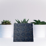 Carreau Dégas Rustique Indigo Bleu Sur Bois Écrayé<br><div class="desc">Carrelage décoratif unique avec motif vintage blanc damassé sur une texture arrière - plan en bois rayé.</div>