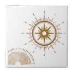 Carreau Design céleste moderne Gold & White Starburst<br><div class="desc">Carrelage moderne avec une starburst en or rétro servant de point focal, complété par des éléments de design starburst moderne. Design céleste simple et épuré dans une palette de couleurs or et blanc. Une conception d'une collection de coordination. Créez votre propre conception personnalisée à l'aide des champs fournis, ou utilisez...</div>