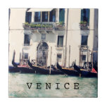 Carreau Destinations | Venice Waterfront Photo<br><div class="desc">Capturée ici, une superbe photo classique le long des canaux de Venise en Italie par Sylvia Coomes, une talentueuse. Prenez tous les détails rustiques merveilleux de cette photo en commençant par la rangée de gondoles élégantes alignées. Regardez comme le soleil qui brille joyeusement pendant que l'eau est immobile. La photo...</div>
