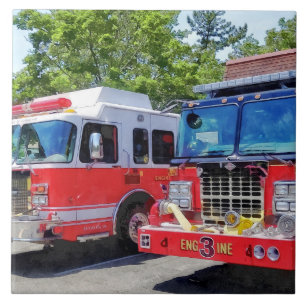 Carreau Deux camions de pompiers devant la caserne de pomp