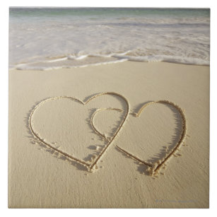 Carreau Deux coeurs sus-jacents dessinés sur la plage avec
