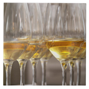 Carreau deux rangées de verres à dégustation de vin avec l
