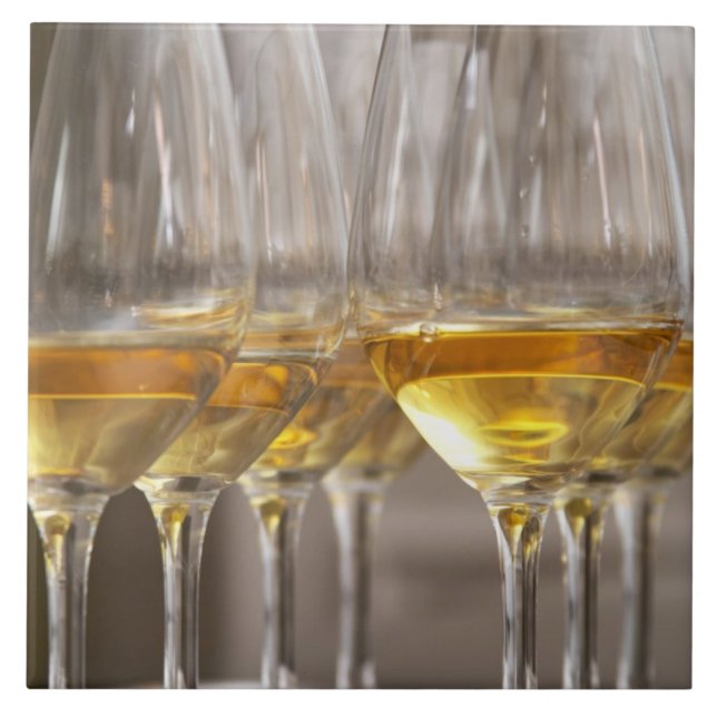 Carreau deux rangées de verres à dégustation de vin avec l (Devant)