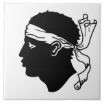 Carreau Drapeau Corse<br><div class="desc">Ajoutez une touche particulière de patrimoine corse à votre maison avec un carrelage arborant le drapeau de la Corse ! Ce carrelage élégant présente l’emblème de la tête de Moor noir emblématique contre un arrière - plan blanc immaculé, ce qui en fait une pièce unique et significative. Le carrelage est...</div>