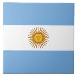 Carreau Drapeau de l'Argentine<br><div class="desc">Ce dessin présente le drapeau national de l'Argentine (officiellement la République argentine ; en espagnol, "República Argentina"), qui est un pays situé principalement dans la moitié sud de l'Amérique du Sud. Le pays est bordé par le Chili à l'ouest, la Bolivie et le Paraguay au nord, le Brésil au nord-est,...</div>