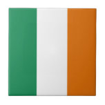 Carreau Drapeau irlandais céramique<br><div class="desc">Ce design est constitué du drapeau irlandais astucieusement remodelé pour s'adapter à la surface du carrelage carré. Un objet décoratif et utile qui ferait un cadeau parfait pour ceux qui aiment se souvenir de l'Irlande.</div>
