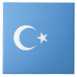 Carreau Drapeau ouïghour du Turkestan oriental (Uyghurista<br><div class="desc">Ce dessin est orné du drapeau national de la Première République du Turkestan oriental, qui fut une république islamique sécessionniste de courte durée fondée en 1933. Le drapeau est connu sous le nom de Kökbayraq (К ө к а б р de la ), qui signifie "drapeau du ciel" ou "drapeau...</div>