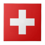 Carreau Drapeau Suisse céramique<br><div class="desc">Cette conception consiste en un drapeau suisse astucieusement remodelé pour s'adapter à la surface du carrelage carré. Un objet décoratif et utile qui ferait un cadeau parfait pour ceux qui aiment se souvenir de la Suisse.</div>
