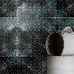 Carreau Élégant bleu gris foncé Flèches et boucles complex<br><div class="desc">Cette céramique présente un design complexe qui attire immédiatement l'oeil. Le carrelage est orné de motifs circulaires, composés chacun de tourbillons et de boucles délicats, créant un effet rappelant les mandalas ornées. La couleur de base du carrelage est gris foncé, qui sert de toile, permettant aux contours plus clairs et...</div>