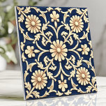 Carreau Elégant bleu marine et ivoire marguerite<br><div class="desc">Cet élégant carrelage est orné d'un arrière - plan bleu marine époustouflant, de motifs de marguerite en ivoire complexes et de détails de vigne défilant. Le style peint à la main apporte une touche de sophistication et de charme vintage, parfait pour un décor classique ou d'inspiration cottagecore. Son design floral...</div>
