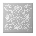 Carreau Élégant Motif A01c chic blanc gris azulejo<br><div class="desc">Elégant chic élégant Azulejo portugais méditerranéen style traditionnel motif moderne carreaux en céramique blanche sur un arrière - plan gris clair moderne. Parfait pour le design d'intérieur ou le retour en arrière. Pour d'autres variations de couleurs, contactez le concepteur. Vous pouvez vérifier à quoi ressemble le motif lorsque les tuiles...</div>