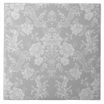 Carreau Élégant Romantique Chic Floral Damask-Grey<br><div class="desc">Elégant design damassé floral d'inspiration vintage avec des fleurs chic gris pastel clair-sur-foncé,  des rouleaux feutrés et des pions de rubans délicats en dentelle. Ce motif est transparent et peut être mis à niveau vers le haut ou vers le bas.</div>