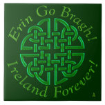 Carreau Erin vont Bragh ! Noeud ! (Carreau de céramique)<br><div class="desc">Le carreau de céramique souple comportant un noeud celtique luminescent vert encerclé avec la devise "Erin vont Bragh !" et c'est traduction en anglais, la "Irlande pour toujours" qui est placée contre une obscurité, vert de pin.</div>