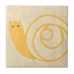 Carreau Escargot jaune sur Arrière - plan crème<br><div class="desc">Cet escargot jaune est bien plus mignon que de vrais escargots ! Empreinte chariklia Zarris, l'arrière - plan crème se marie bien avec la couleur jaune de l'escargot. Un grand morceau à placer sur le mur d'une chambre d'enfant !</div>