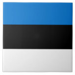 Carreau Estonie Tile Drapeau<br><div class="desc">Célébrez le patrimoine et la fierté culturelle de l'Estonie avec ce magnifique carrelage artisanal arborant le drapeau de l'Estonie ! Ce carrelage remarquable présente fièrement le tricolore bleu, noir et blanc emblématique, symbolisant l’esprit, la liberté et l’identité durables de l’Estonie. Qu'il s'agisse d'un accent décoratif, d'un garde-corps significatif ou d'un...</div>